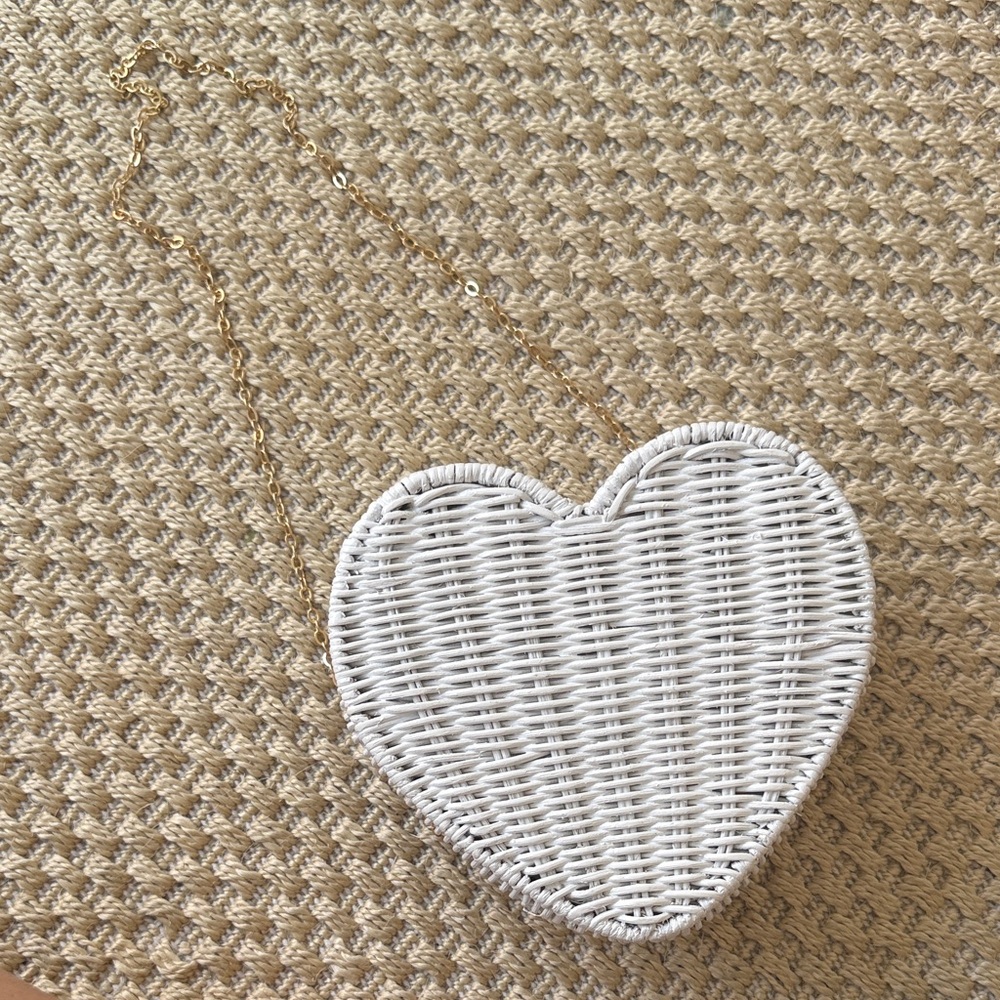 Kayu White Heart Raffia Clutch with Gold Chain